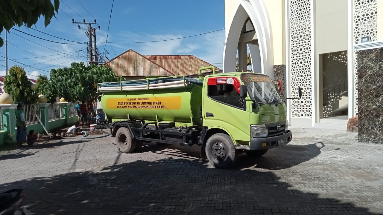 Proses Sedot WC Profesional oleh CV. Cipta Jalah Konstruksi